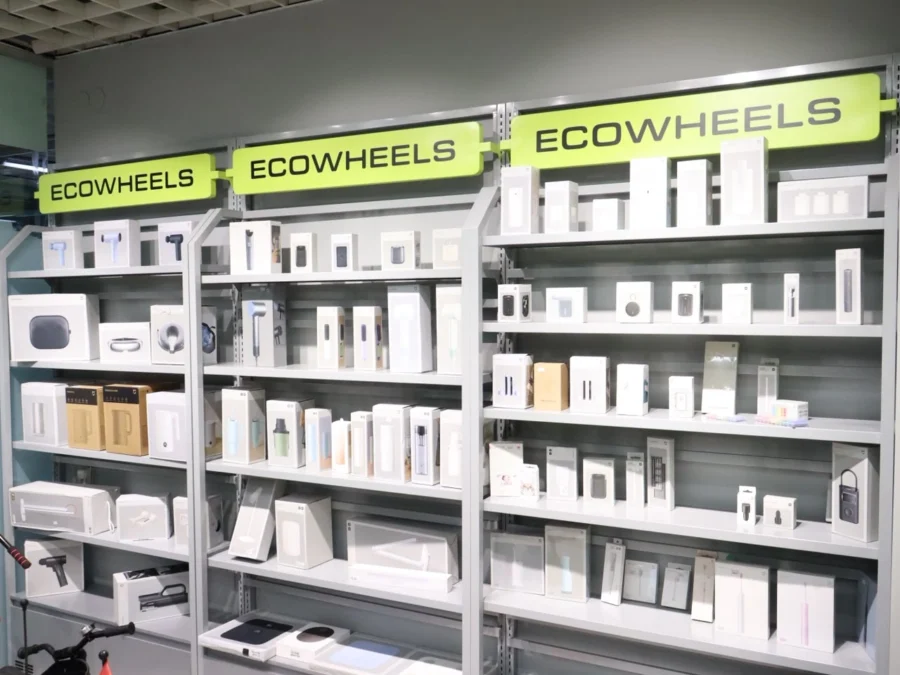 Стеллажи с аксессуарами и комплектующими в магазине EcoWheels